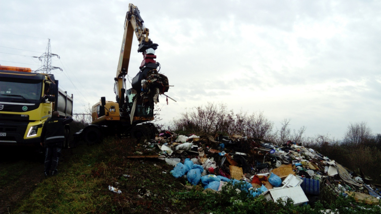 Odstránenie čiernej skládky  Odstránenie čiernej skládky